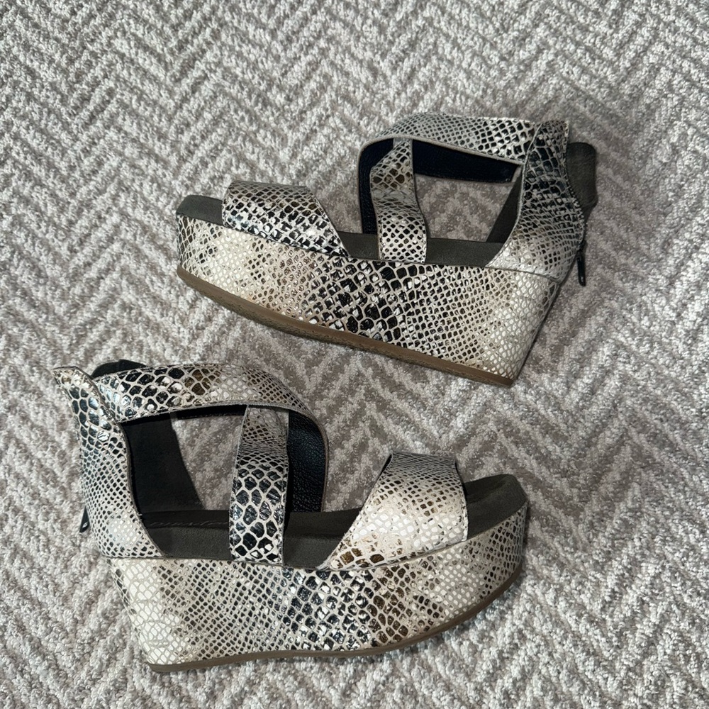Boutique faux snake skin wedges size 6 - Picture 2 of 2